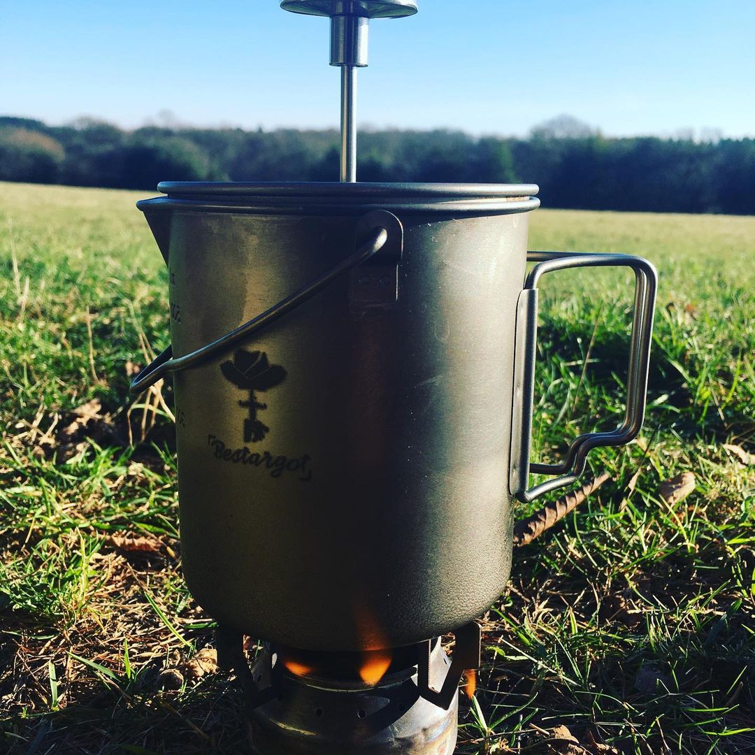 Verwenden Sie Bestargot Titanium French Press auf dem Grünland.