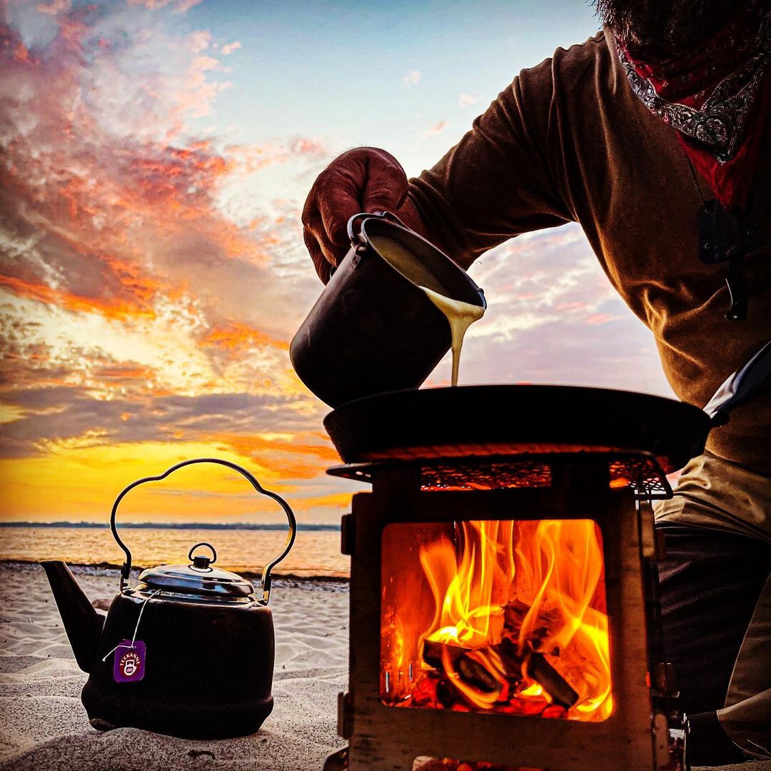Instagrammer benutzte Bestargot Camping Pixel-Grill am Strand.