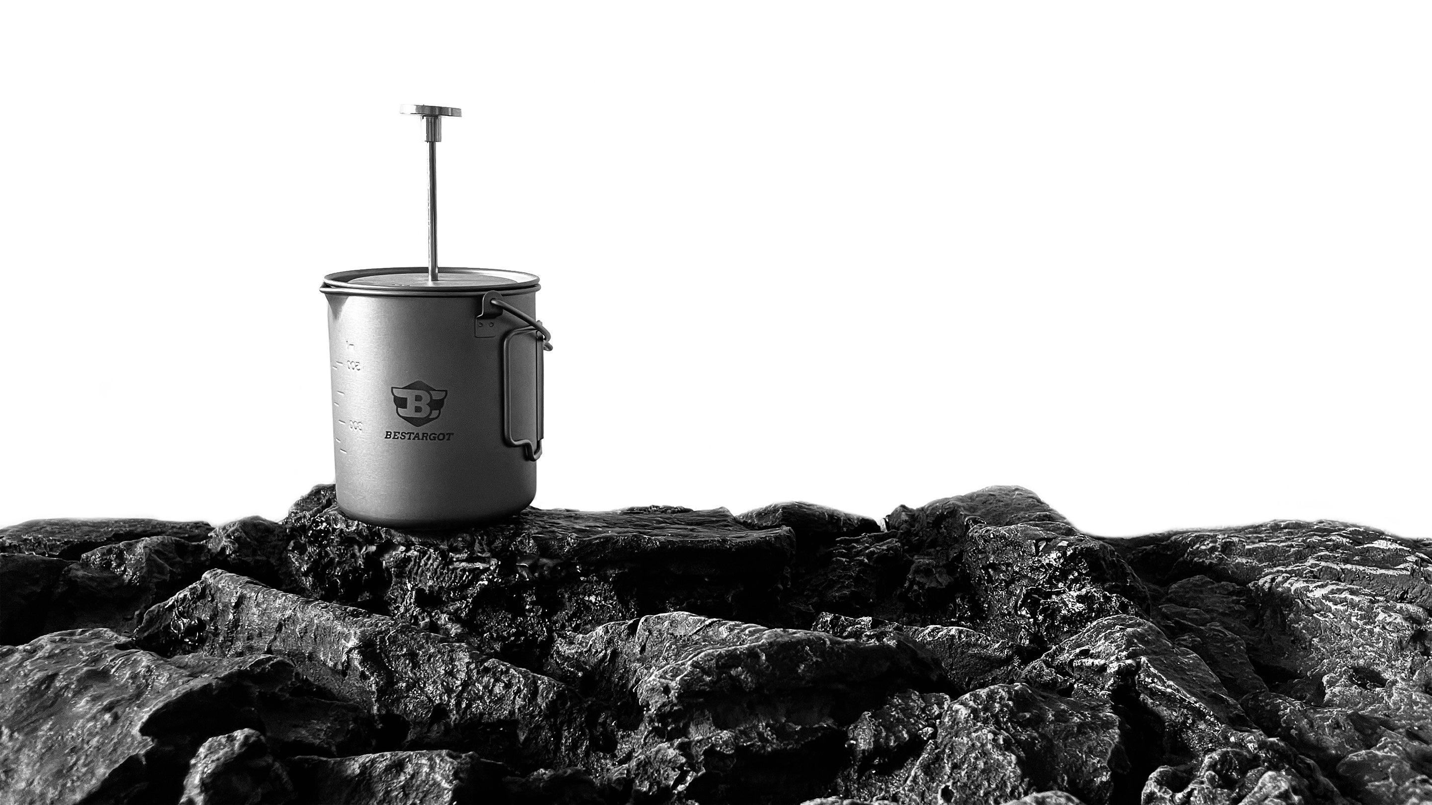 Bestargot Titanium French Press wird auf den Felsen gelegt