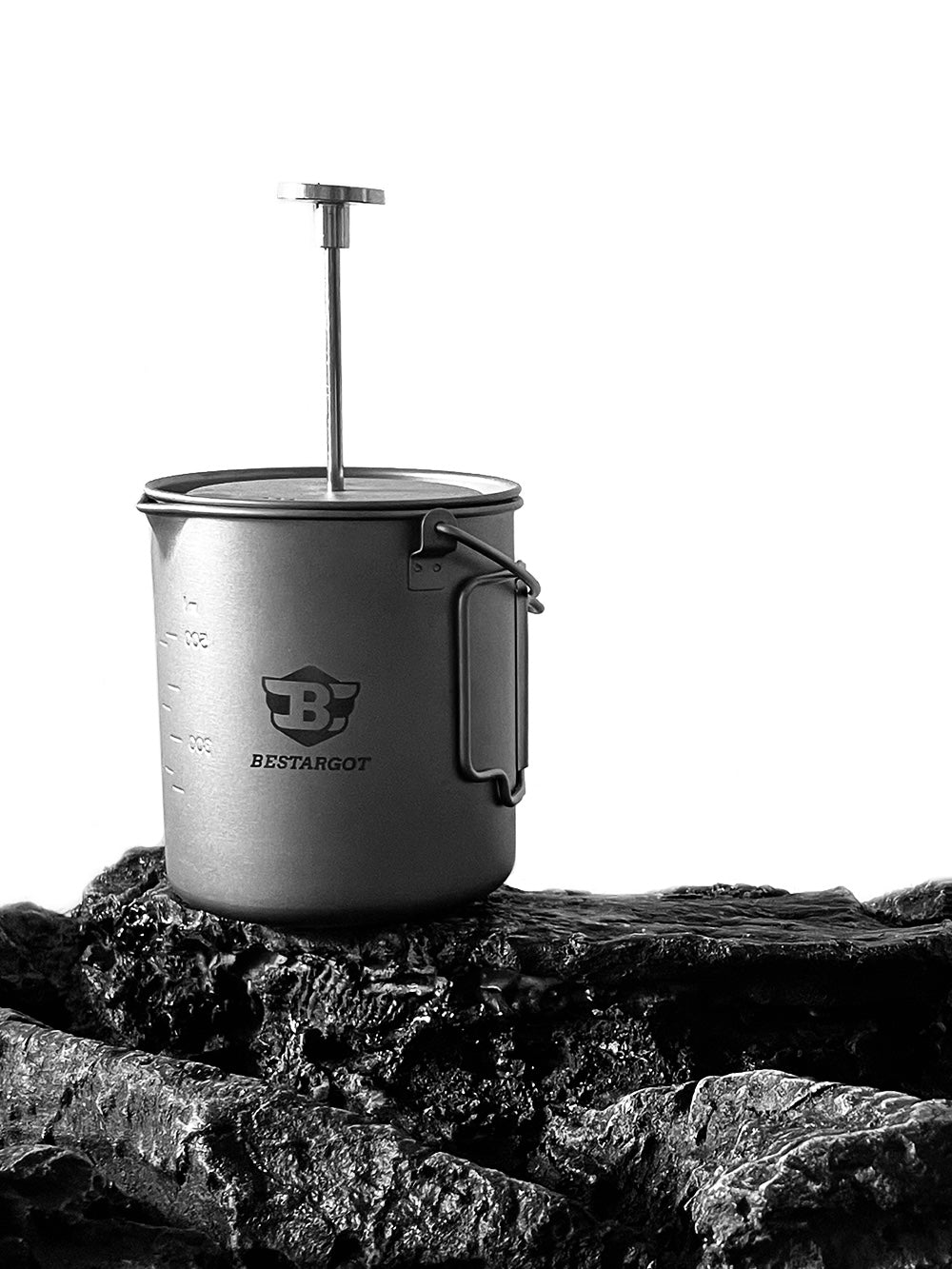 Bestargot Titanium French Press wird auf den Felsen gelegt