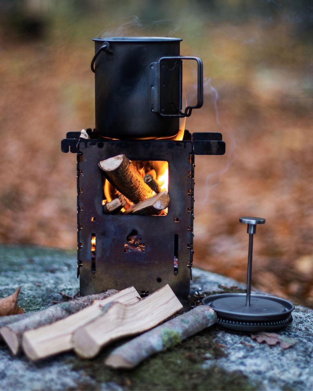 Bestargot Titanium French Press Topf auf dem Holzofen, um Wasser zu kochen.